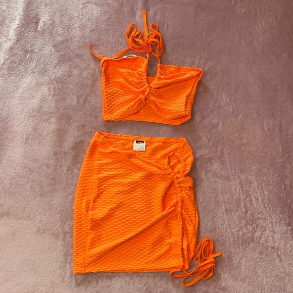 SHEIN BAE Honeycomb Textured Criss Cross Backless Crop Halter Top & Skirt 🧡 - Picture 3 of 8